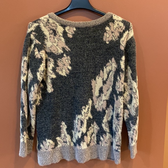 DG2 ladies fuzzy warm sweater in size large. V-neck in grey, pink and beige. - Picture 3 of 9